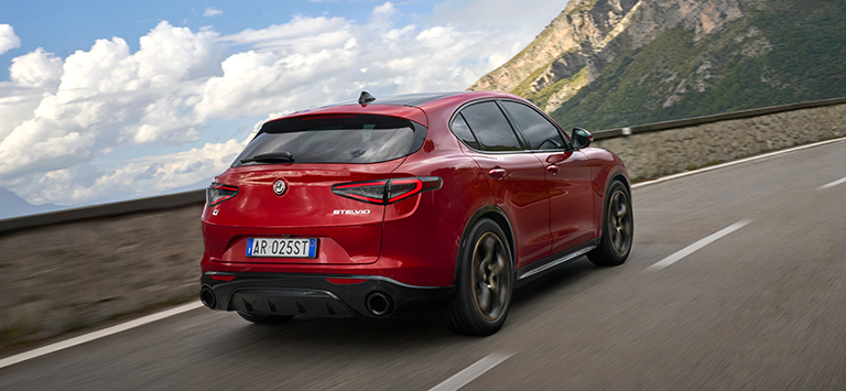 Alfa Romeo Stelvio Intensa Fahrend